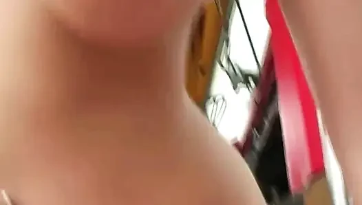 Esmer ve kızıl saçlı sarı kamyonda yarağı paylaşıyor