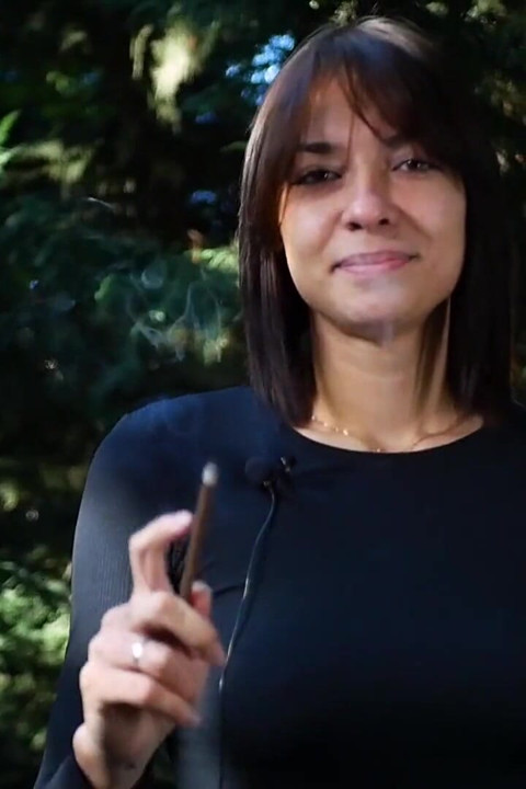Tatlı şehvetli Rus güzel açık havada sigara içiyor