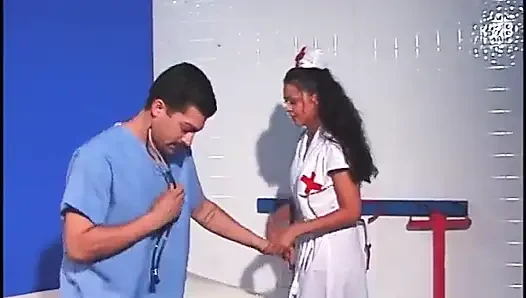 Kırmızı topuklu hemşire aletini emmek için seksi hasta delikanlının üstüne çıkıyor