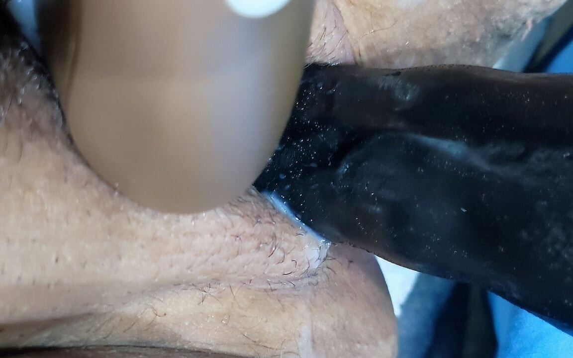 İri güzel kadın seksi ıslak kıllı amcık seks makinesi tarafından sikiliyor ve klitorisini emiyor. Süper ıslak orgazm!