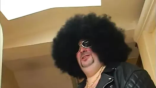 Birkaç esmer marul yalayıcı kızıl saçlı inci sürücüsünü Sapphic oyunlarının bazı yeni numaralarını öğrenmek için davet etti