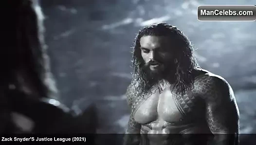 Jason momoa, yırtık karın kaslarını ve düz kaslı göğsünü ortaya çıkardı