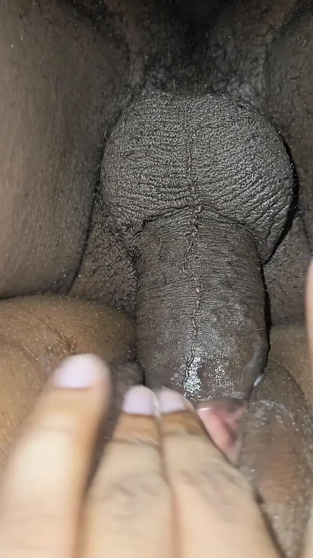 İşten önce sabah şafakta onun kıçıyla oynuyorum