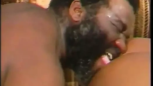 Şişman zenci sürtük siyah sevgilisinin büyük yarağına biniyor