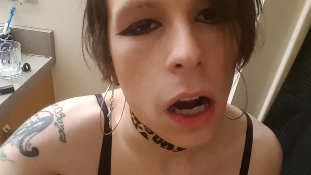 Ashley Valentine моделирует новую одежду