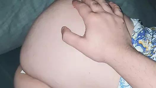 Üvey oğlunun eli üvey annesinin büyük beyaz götüne kayıyor