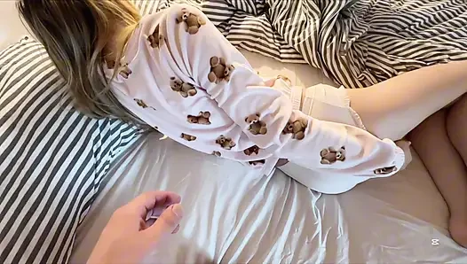 Bakire osuruk tatlı kızın bekaretini kaybetmeye hazır olduğu ve sikinin sert olamadığı o an başarısız oluyor çünkü o osuruyor