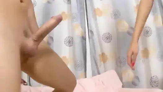 Sıkı pembe amcıklı tombul sarışın kanepede sikiliyor