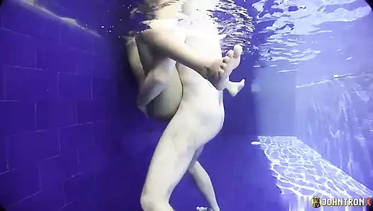Johntronx - muhteşem Asyalı bir kızı havuzda bakış açısıyla siktim