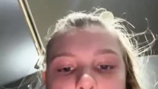 İri güzel kadın soyunma odasında sikişiyor