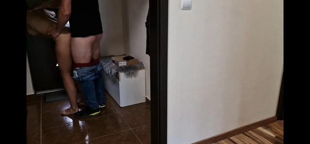 Merhaba kurye tamamen çıplak onu emiyor ve onu sikmesine izin veriyor. %100 doğru