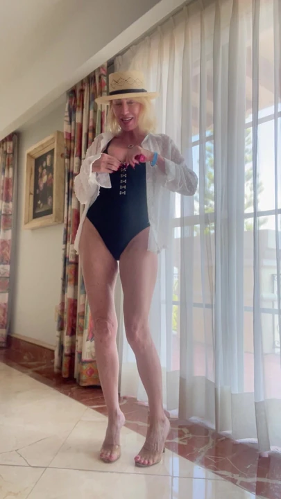 Милфа Monica в отпуске