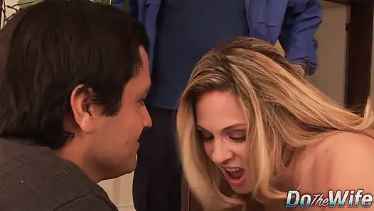 Azgın evli kadın Angela Attison götten sikiliyor ve götten dölleniyor