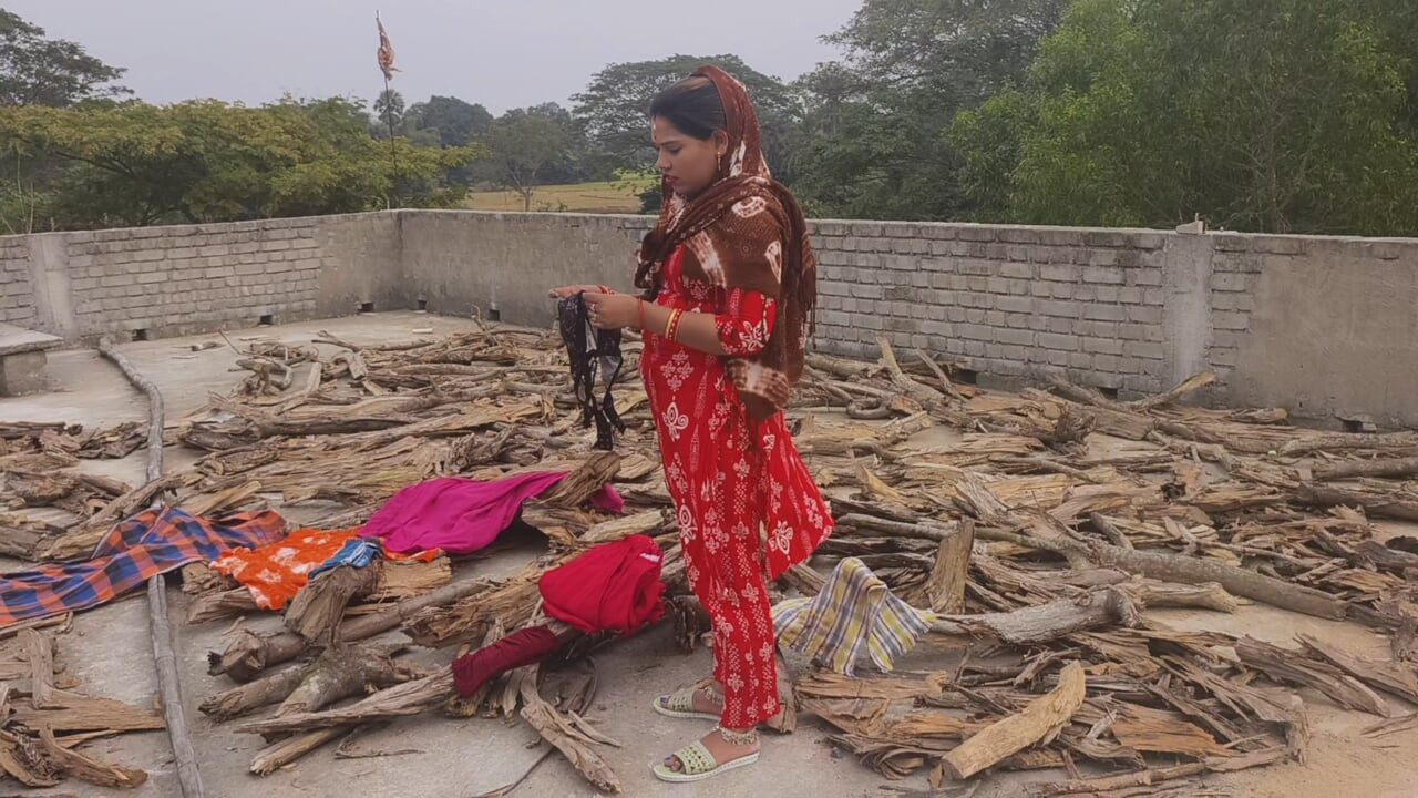 Jija ne apni sali ko chhat ka upper choda, Job sali dress sukhaa raha tha