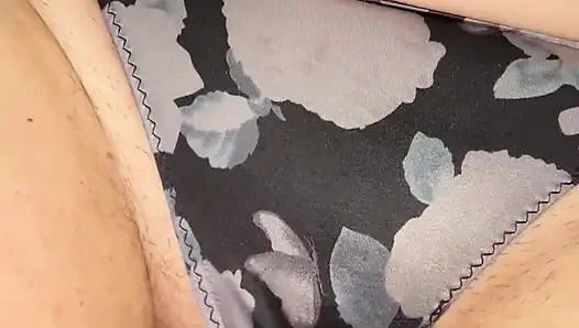 Bu sabah kıllı orta yaşlı seksi komşumun evine uğradım ve külotun her yerine boşaldım