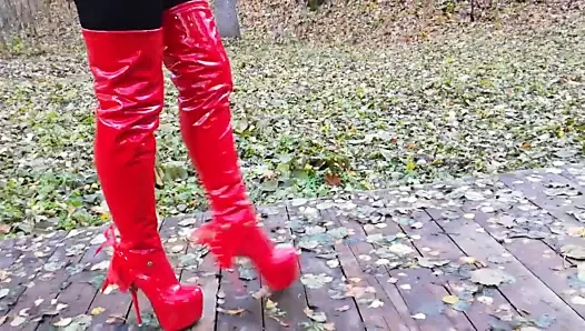 Bayan l ormanda yürüyorum.