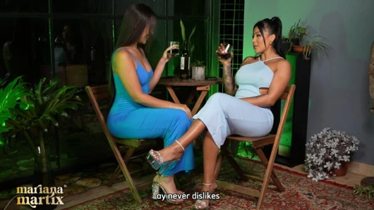 Azgın Kolombiyalılar arasında fışkırtma ve lezbiyen seks - Mariana Martix ve Daniela Andrea