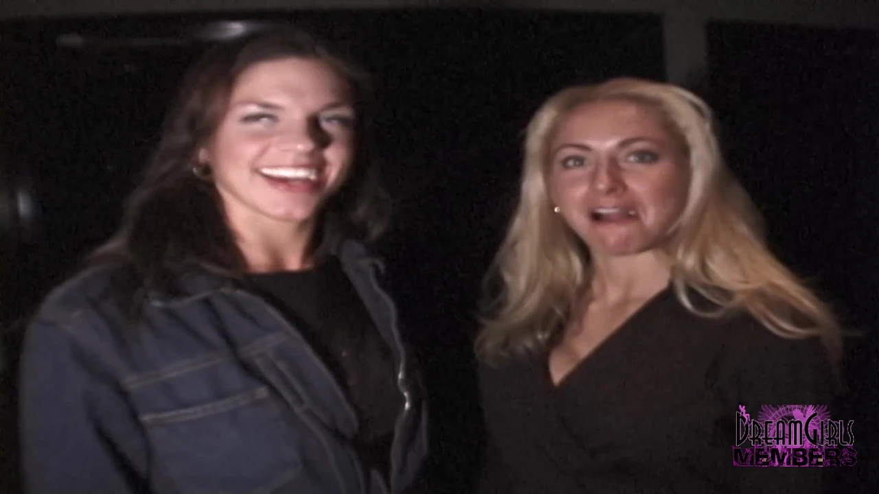 दो धूम्रपान गर्म लड़कियों फ्लैश और बिल्ली चाटना