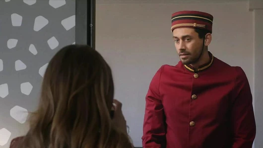 Orta yaşlı seksi kadın - çarpıcı orta yaşlı seksi kadın Athena zevki için bellboy kullanıyor