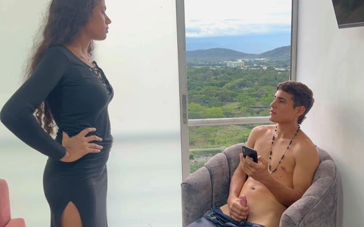 Büyük götlü üvey kız kardeşim beni porno izlerken yakaladı ve onu birlikte porno izlemeye davet ettim