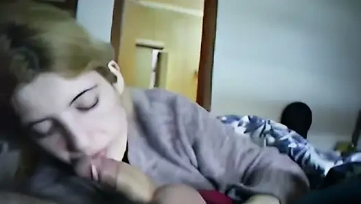 Genç sarışın aşkla yarak emiyor ve sonunda boşalıyor