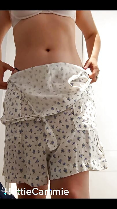 Seksi nalgona giyim mağazasında mastürbasyon yapıyor