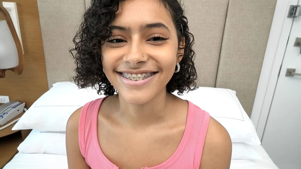Esta puertorriqueña tiene unas tetas increíbles y un concha depilada jugosa