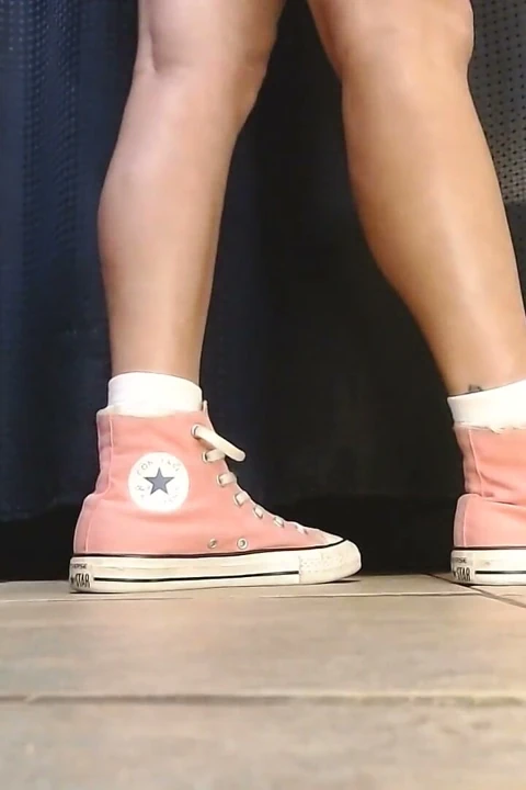 Beyaz kabarık çoraplar pembe converse spor ayakkabılar azdırıyor