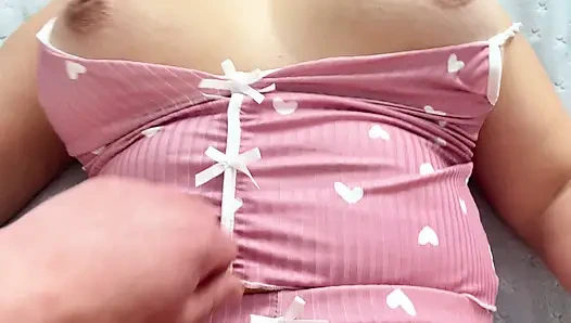 Milana estava acariciando seus genitais através de seu short, e isso me excitava muito, então eu fiz sexo com ela.