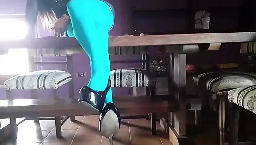 Külotlu çoraplı ve topuklu güzel bacaklı orta yaşlı seksi kadın masada yatıyor