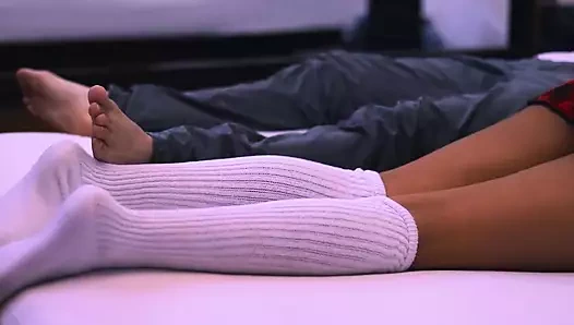 Öğretmen ve müzik öğretmeni sikişmek için daireye gidiyor.