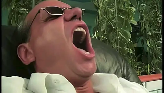 Sekreter, o domuz patrona itaat etmek zorundadır