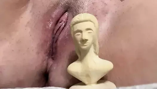 Fahişe bir şeyle kendini sikiyor