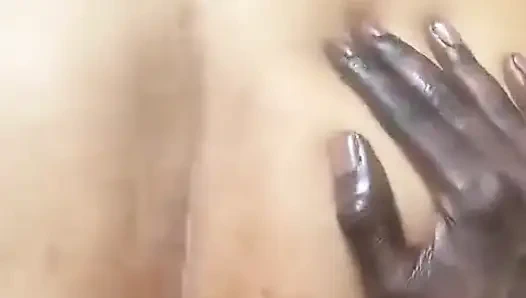 Büyük götlü iri güzel kadın yanaklarına boşalana kadar büyük zenci yarağını alıyor