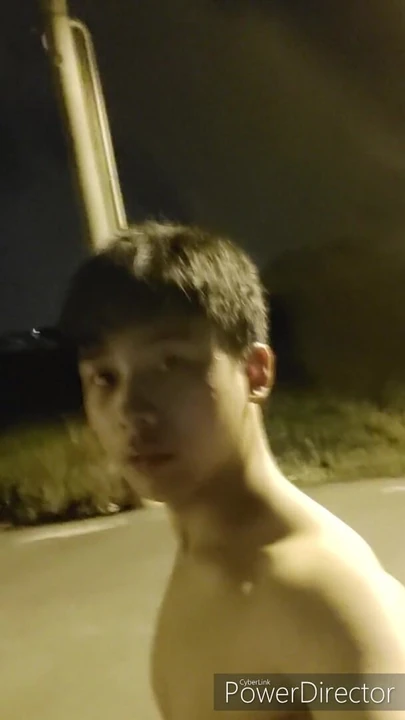 Паренек-эксгибиционист начинает селфи в дикой природе