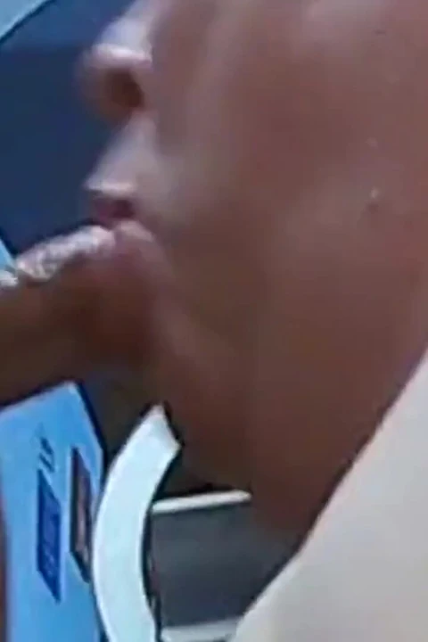 Sakso çektikten sonra ağzına boşalma