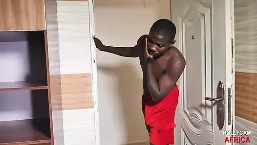 Yemek yaparken madamımın götünü izliyorum.