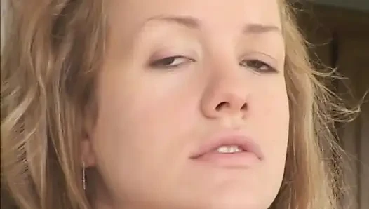 Genç sarışın tatlı kız sert anal seks için giyiniyor