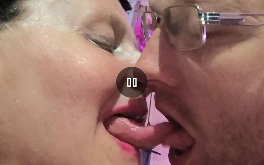 Tounge oyunu sahip oldukları tüm tounge ile ateşli öpüşüyor