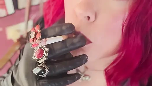 Sahibeniz Tina Snua deri zincirli giyinmiş sigara içiyor 2 mantar sigarası