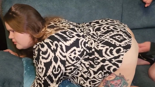 Arkadan küçük bir yarakla sikiliyor