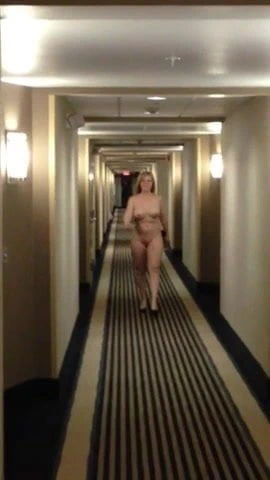 topuklu seksi milf motel koridorunda çıplak yürüyüş
