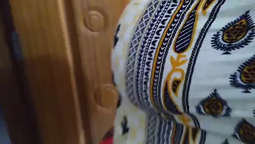 Erkek kardeşimin ateşli karısını yatak odamı temizlerken sikiyorum!