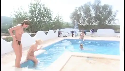 Yüzme havuzunda ateşli orta yaşlı seksi kadınlar