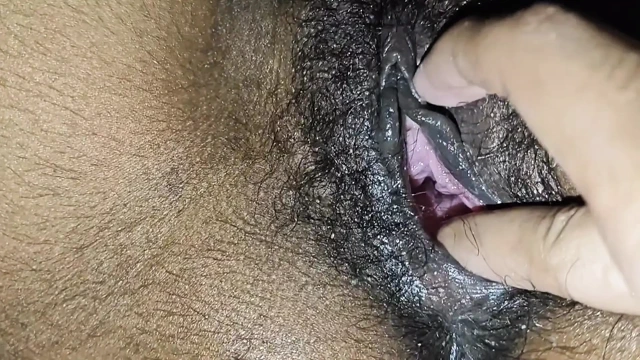 Masaj büyük amcığı parmaklıyor ve prezervatif giyerken siyah kıllı büyük zenci yarağıyla sikiliyor.