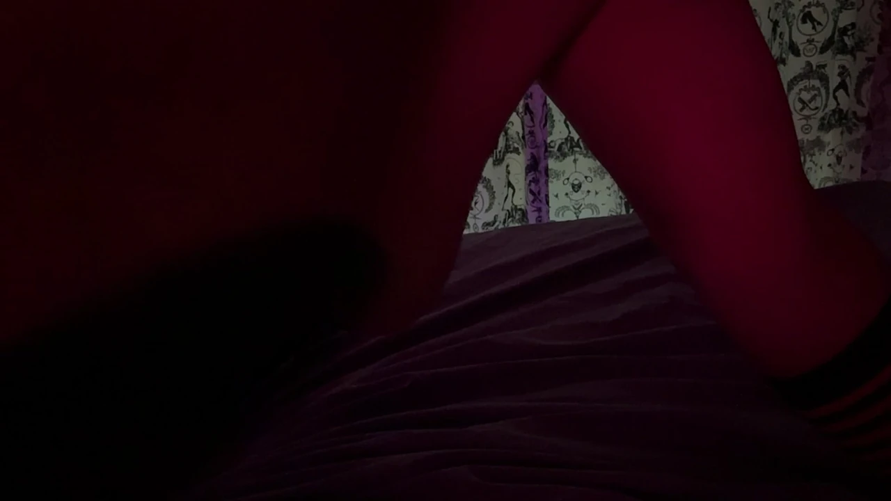 Kadın kılıklı sürtük Emma Barry'nin slo mo götüne ve memeli şaplak atma 7'de 7