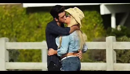 Yabancı öpücükler, sokakta ateşli kızlara el yordamıyla !!!