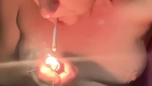 Gece 5'te yatakta sigara içiyor ve doğal göğüslerimle oynuyorum