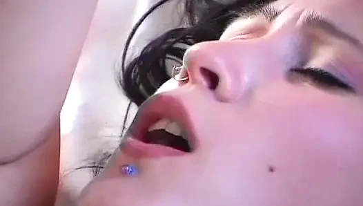 Özel gösteride sikilen pirsingli genç kız