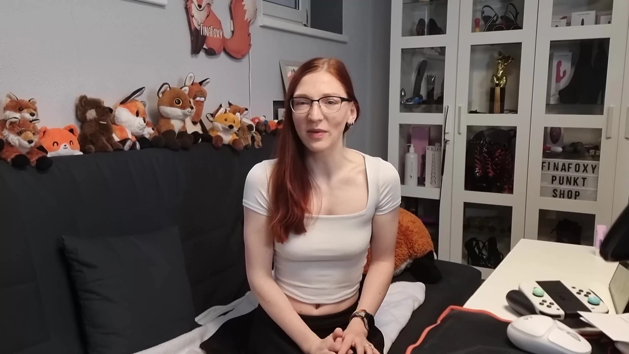 Au जोड़ी लड़की मेजबान परिवार के घर पर पहली बार खुद का हस्तमैथुन करती है